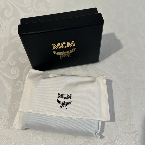 MCM Mode Travia Leather Zip Wallet. - Picture 9 of 14